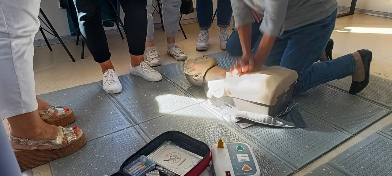 Podczas szkolenia z użycia AED